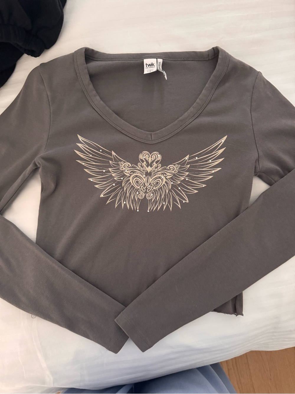 Simons Twik Long-Sleeve V-Neck Top in Charcoal with Cream Wing Graphic